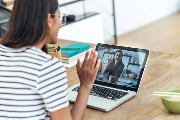 Vista Trasera Mujer Negocios Hablando Videollamada Con Amigo Con Computadora — Foto de Stock