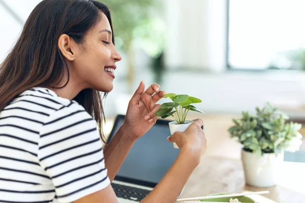 Girato Bella Donna Che Una Pausa Lavoro Mentre Prendersi Cura — Foto Stock