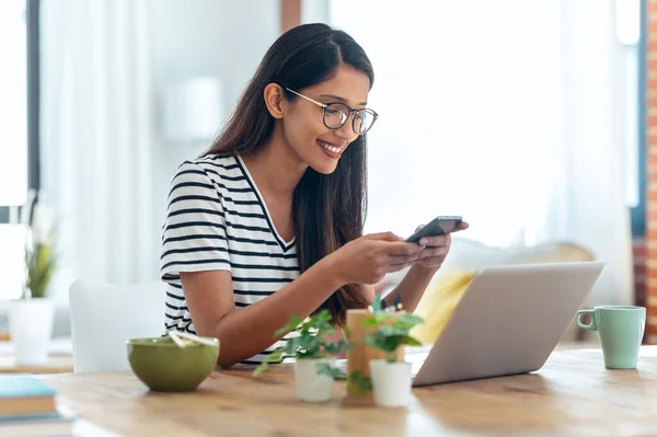 Snímek Krásné Obchodní Žena Pomocí Svého Mobilního Telefonu Při Práci — Stock fotografie