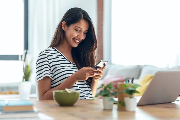 Shot Van Mooie Zakenvrouw Met Behulp Van Haar Mobiele Telefoon — Stockfoto