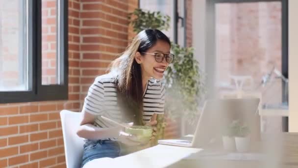 Video Shot Happy Woman Comiendo Fideos Con Palillos Mientras Hace — Vídeo de stock