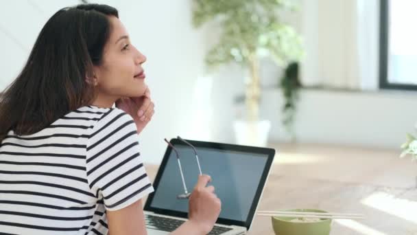 Video Hermosa Mujer Que Tiene Descanso Trabajar Con Ordenador Portátil — Vídeo de stock