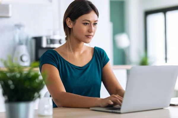 Colpo Bella Giovane Donna Che Lavora Con Computer Portatile Durante — Foto Stock