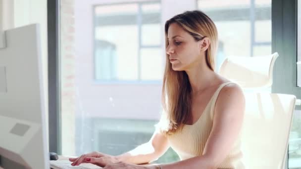 Video Einer Freiberuflichen Frau Die Homeoffice Computer Arbeitet — Stockvideo