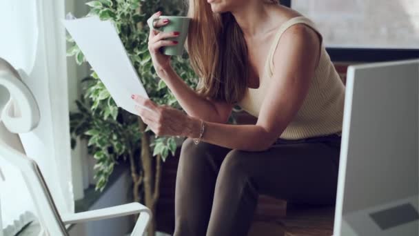 Βίντεο Επιχειρηματία Γυναίκα Ανάγνωση Κάποια Έγγραφα Ενώ Πίνοντας Καφέ Στο — Αρχείο Βίντεο
