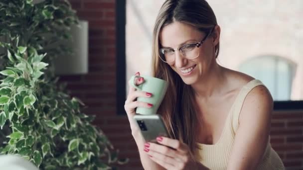 Video Krásné Obchodní Žena Odesílání Zpráv Svým Mobilním Telefonem Při — Stock video