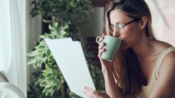 Βίντεο Επιχειρηματία Γυναίκα Ανάγνωση Κάποια Έγγραφα Ενώ Πίνοντας Καφέ Στο — Αρχείο Βίντεο