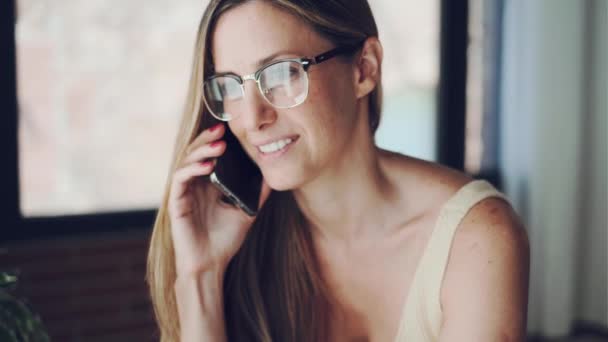 Vídeo Bela Mulher Negócios Conversando Com Seu Telefone Celular Enquanto — Vídeo de Stock