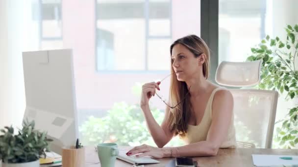 Ofisindeki Bilgisayarda Çalışan Bağımsız Kadının Videosu — Stok video