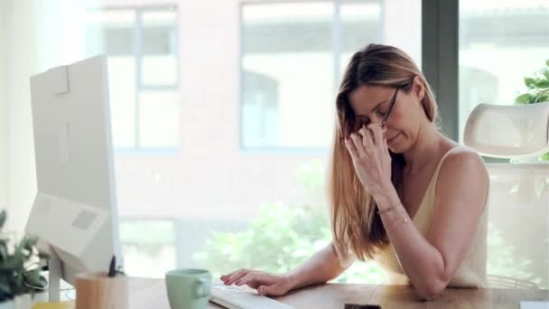 Βίντεο Της Κουρασμένης Επιχειρηματία Πονοκέφαλο Αναζητούν Άβολα Ενώ Εργάζονται Τον — Αρχείο Βίντεο