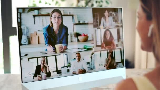 Vídeo Mulher Freelance Gesticulando Enquanto Discute Durante Videoconferência Casa — Vídeo de Stock