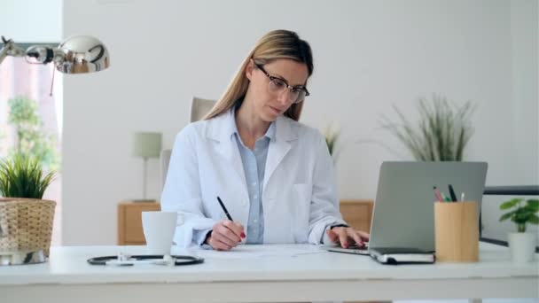 Vidéo Mature Concentré Attrayant Médecin Femme Travaillant Avec Son Ordinateur — Video