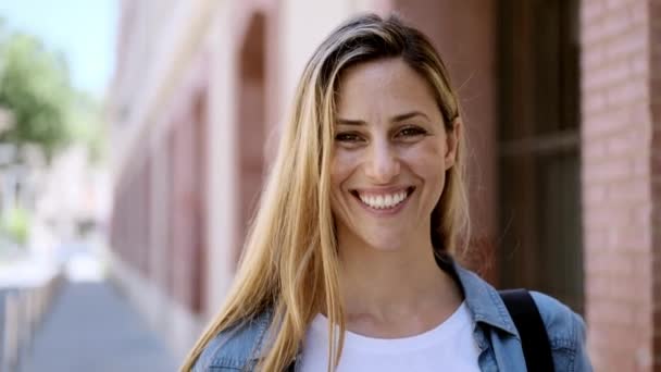 Video Hermosa Mujer Madura Sonriendo Mientras Mira Cámara Pie Calle — Vídeo de stock