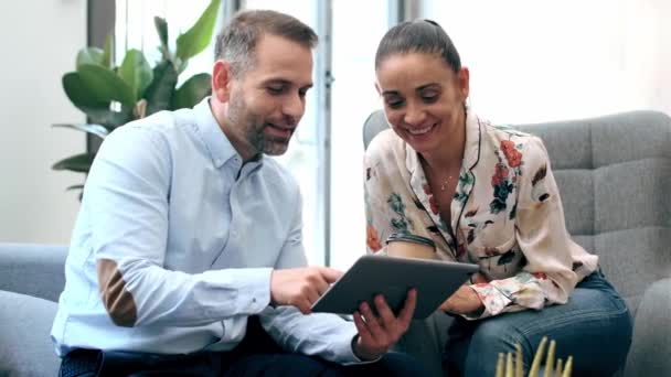 Video Smiling Businessman Explaining Business Plan Colleague Tablet While Standing — Stock Video