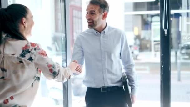 Videó Boldog Üzletasszony Üdvözlő Üzletember Miközben Áll Irodában Loby — Stock videók
