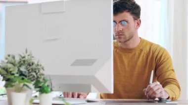 Modern başlangıç ofisinde bilgisayarla çalışırken kalem tableti kullanan grafik tasarımcı videosu.