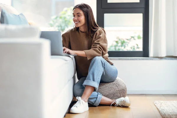 Foto Una Mujer Joven Bonita Que Trabaja Con Portátil Sofá —  Fotos de Stock