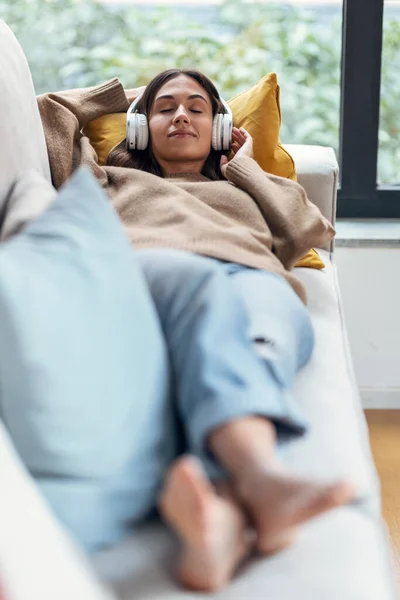 Tiro Mulher Bonita Ouvindo Música Com Fone Ouvido Enquanto Usa — Fotografia de Stock