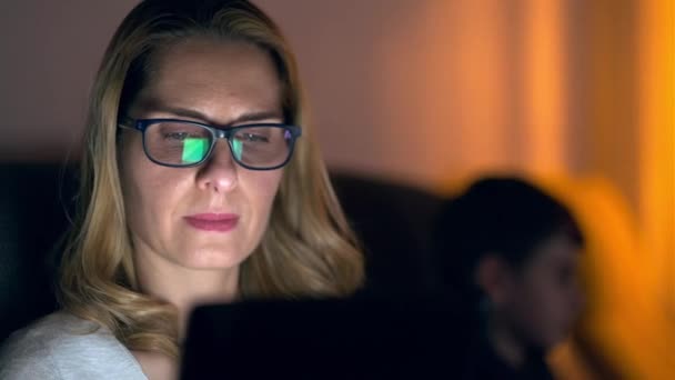 Βίντεο Της Ώριμης Γυναίκας Ανάγνωση Ψηφιακή Tablet Ενώ Κάθεται Έναν — Αρχείο Βίντεο