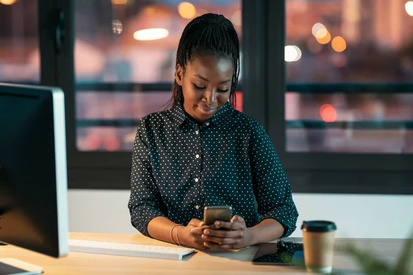 Fotografía Una Hermosa Mujer Negocios Que Envía Mensajes Con Teléfono — Foto de Stock