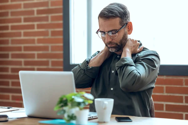 Shot Tired Business Man Neck Pain Looking Uncomfortable While Working — Stockfoto