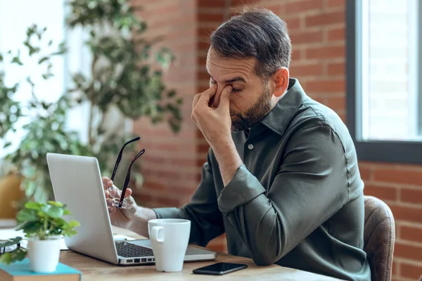 Shot Tired Business Man Headache Looking Uncomfortable While Working Computer — 스톡 사진