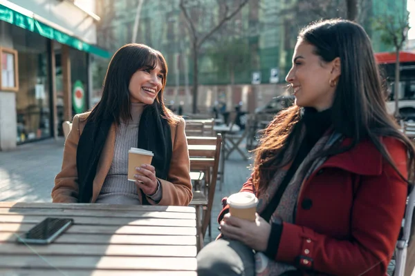 Tiro Dos Amigos Atractivos Disfrutando Del Café Juntos Mientras Conversan — Foto de Stock