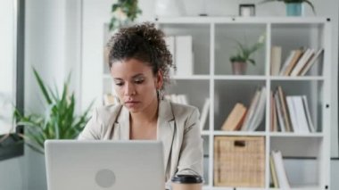 Modern başlangıç ofisinde dijital tablet ve laptop ile birlikte çalışan iş adamlarının videosu.