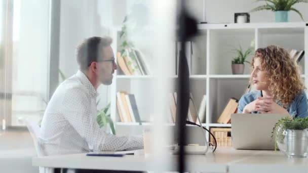 成功的企业多年生团队站在计算机旁 在协同工作空间演示工作的视频 — 图库视频影像