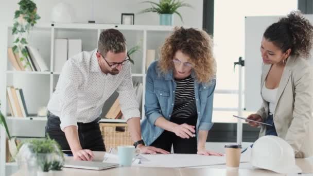 Vídeo Arquitetos Inteligentes Trabalhando Com Planos Enquanto Falam Seu Novo — Vídeo de Stock