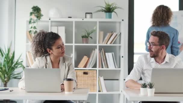 Video Del Exitoso Equipo Multiedad Empresarial Celebrando Pie Alrededor Mesa — Vídeos de Stock