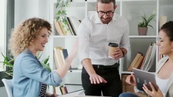 同僚のスペースでテーブルの周りに立って祝う成功したビジネスマルチ化チームのビデオ — ストック動画