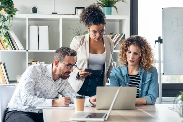 Shot Successful Business Multiage Team Standing Computer Presentation Work Coworking — Stock Photo, Image