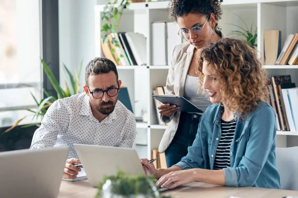 Shot Successful Business Multiage Team Standing Computer Presentation Work Coworking — Stock Photo, Image