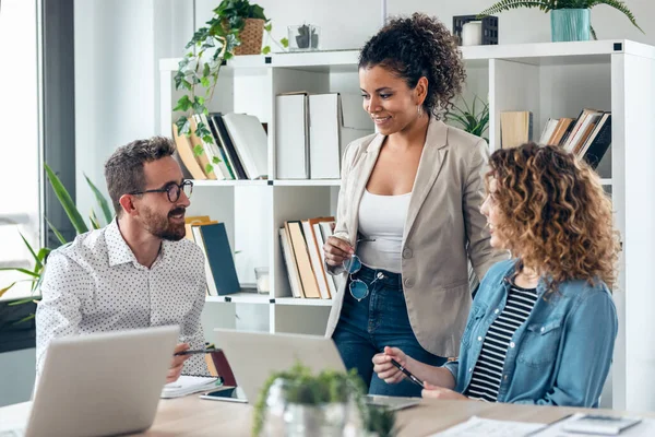 Fotografía Del Exitoso Equipo Multiedad Empresarial Pie Alrededor Computadora Para — Foto de Stock