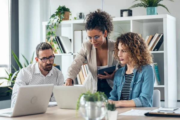 Fotografía Del Exitoso Equipo Multiedad Empresarial Pie Alrededor Computadora Para — Foto de Stock