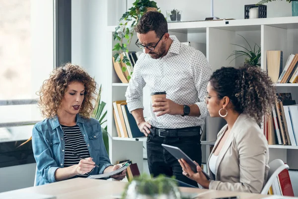 Tiro Éxito Del Equipo Multiedad Negocios Pie Alrededor Mesa Hablando — Foto de Stock