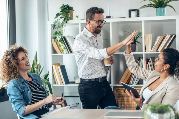 Schuss Erfolgreiches Multiage Team Feiert Runden Tisch Coworking Space — Stockfoto