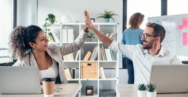 Tiro Éxito Del Equipo Multiedad Negocios Celebrando Pie Alrededor Mesa — Foto de Stock