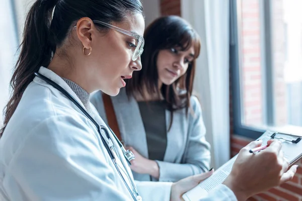 Colpo Bella Dottoressa Parlare Mentre Spiega Trattamento Medico Alla Paziente — Foto Stock