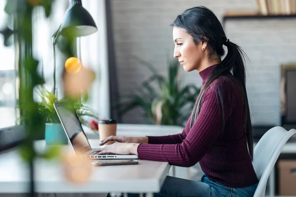 Colpo Concentrata Giovane Donna Affari Che Lavora Con Computer Portatile — Foto Stock