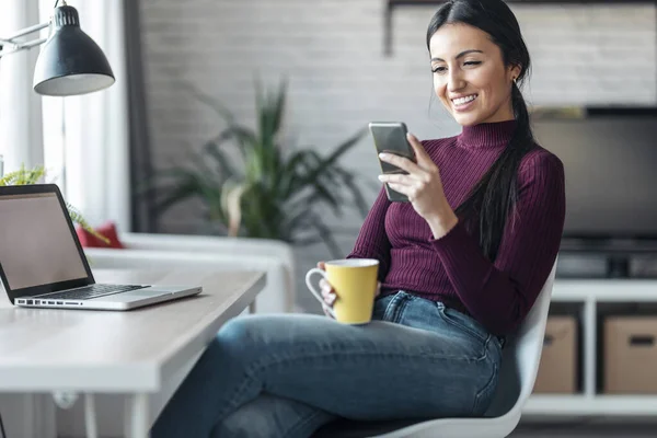 Skott Affärskvinna Skicka Meddelanden Med Sin Mobiltelefon När Arbetar Och — Stockfoto