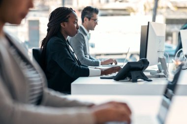 Modern bir girişimde çok yaşlanan iş adamlarının bilgisayarlarla çalışması..