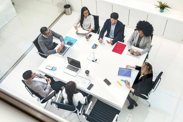 Tiro Pessoas Negócios Discutindo Juntos Sala Conferências Durante Reunião Escritório — Fotografia de Stock