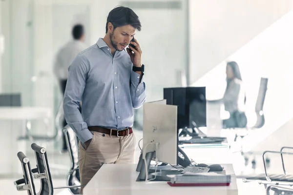 Zdjęcie Eleganckiego Biznesmena Rozmawiającego Przez Telefon Komórkowy Swoim Biurze Nowoczesnym — Zdjęcie stockowe