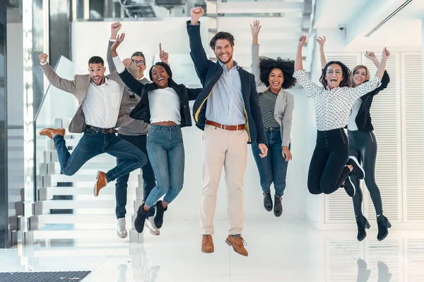 Tiro Sucesso Equipe Negócios Multiage Pulando Enquanto Celebra Sucessos Enquanto — Fotografia de Stock