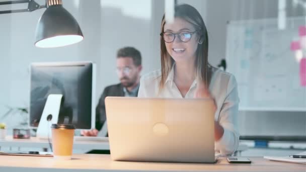 Vídeo Mulher Negócios Atraente Fazendo Videochamada Com Computador Enquanto Conversa — Vídeo de Stock