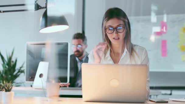 Bilgisayarda Çalışan Genç Kadınının Videosu Modern Başlangıç Ofisinde Arkadaşıyla Baş — Stok video
