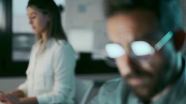 Video Närbild Affärsman Bär Glasögon Som Arbetar Med Bärbar Dator — Stockvideo