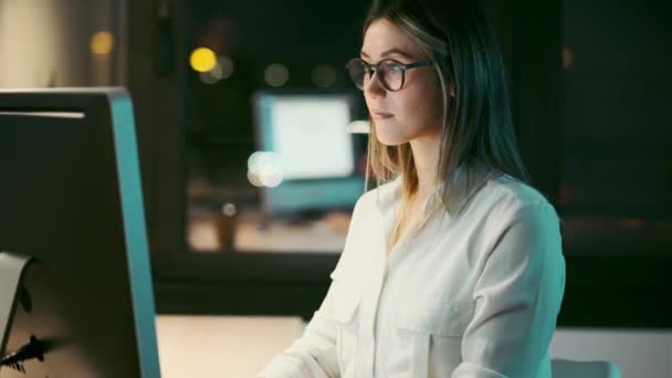 Vídeo Uma Jovem Empresária Concentrada Trabalhando Com Computador Escritório Noite — Vídeo de Stock